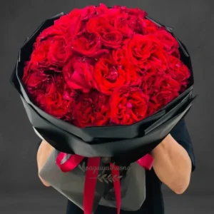 Giỏ hoa hồng đỏ sang trọng dành tặng người yêu, gói giấy đen nổi bật