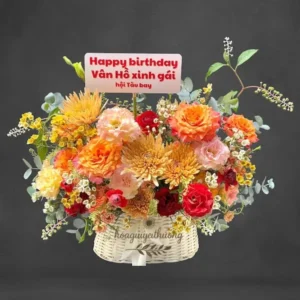 Giỏ hoa sinh nhật tặng bạn bè tông cam – đỏ nổi bật, gửi lời chúc thân tình và rực rỡ.