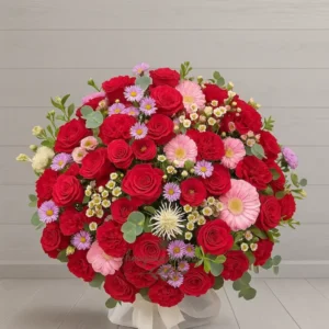 Bó hoa đẹp tặng sinh nhật với hoa hồng đỏ, cúc mẫu đơn, đồng tiền hồng và lá bạc