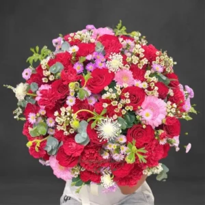 Bó hoa đẹp tặng sinh nhật với hoa hồng đỏ, cúc mẫu đơn và hoa bi nổi bật