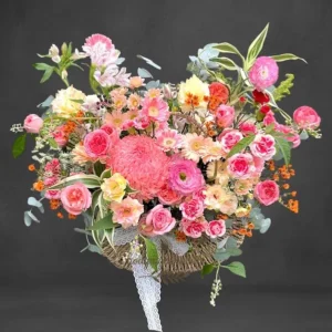 Giỏ hoa sinh nhật tặng bạn bè với tone hồng pastel, kết hợp hoa mẫu đơn, thược dược, hồng phấn, đồng tiền và cát tường – món quà sinh nhật đầy cảm xúc.