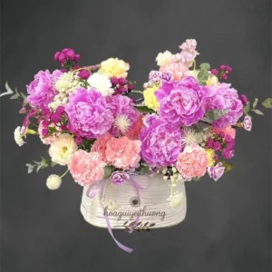 giỏ hoa tặng sinh nhật đẹp màu tím pastel với hoa mẫu đơn, hoa cẩm chướng và hoa bi trắng