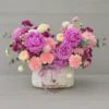giỏ hoa tặng sinh nhật đẹp với hoa mẫu đơn và hoa cẩm chướng tông hồng tím pastel trong giỏ trắng tinh tế