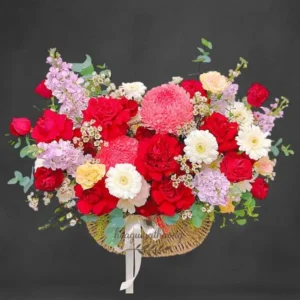 Lẵng hoa sang trọng tặng sếp với hoa hồng đỏ, đồng tiền trắng và phi yến tím nổi bật