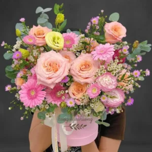 Bó hoa sinh nhật tặng bạn gái với hoa hồng pastel, cúc mẫu đơn hồng, cẩm chướng và lá bạc hà, phối màu ngọt ngào và nữ tính.