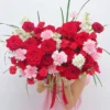 Giỏ hoa tặng sinh nhật người yêu với hoa hồng đỏ, cẩm chướng hồng và trắng, thiết kế lãng mạn và nổi bật.