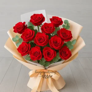 Bó hoa hồng đỏ tặng sinh nhật vợ, thiết kế đơn giản mà tinh tế với giấy gói nude và nơ mềm trang nhã.