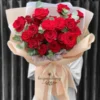Bó hoa hồng đỏ tặng sinh nhật vợ, gói giấy nude thanh lịch, biểu tượng của tình yêu nồng nàn.