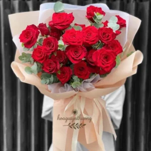 Bó hoa hồng đỏ tặng sinh nhật vợ, gói giấy nude thanh lịch, biểu tượng của tình yêu nồng nàn.