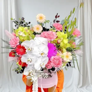 Giỏ hoa khai trương sang trọng với lan hồ điệp trắng, địa lan vàng, cẩm chướng hồng và đồng tiền đỏ – món quà chúc mừng đầy tinh tế.
