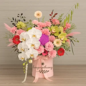 Giỏ hoa khai trương sang trọng với lan hồ điệp trắng, địa lan vàng, đồng tiền đỏ và cẩm chướng hồng tinh tế.