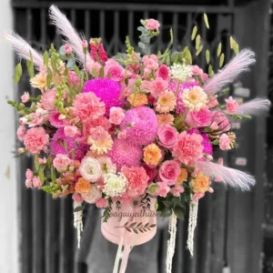 Giỏ hoa tặng sinh nhật tone hồng pastel thiết kế nghệ thuật dành tặng mẹ, vợ, sếp nữ.