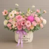 Giỏ hoa sinh nhật tặng vợ với tông hồng pastel nhẹ nhàng, kết hợp hoa hồng, cát tường, mẫu đơn và thược dược.