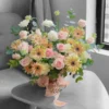 Giỏ hoa sinh nhật phong cách tinh tế với hoa hồng pastel, cúc đồng nội, thiết kế trang nhã và nhẹ nhàng.