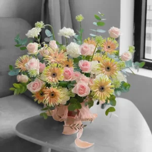 Giỏ hoa sinh nhật phong cách tinh tế với hoa hồng pastel, cúc đồng nội, thiết kế trang nhã và nhẹ nhàng.