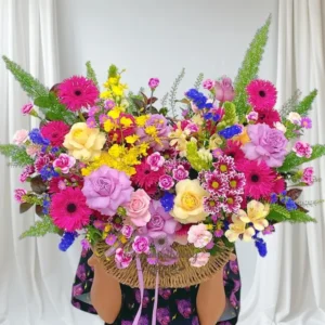 Giỏ hoa sinh nhật đẹp rực rỡ với hoa hồng tím, hồng kem, cúc mẫu đơn, lan vũ nữ, salem xanh