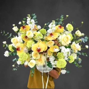 Giỏ hoa tặng sinh nhật cao cấp với hoa lan vàng, hồng kem, cẩm chướng xanh cốm, baby trắng và lá bạc hà