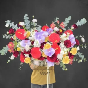 Giỏ hoa sinh nhật cao cấp phối hoa lan hồ điệp tím, hồng môn đỏ, cẩm chướng vàng, mẫu đơn đỏ, hoa hồng đỏ và baby trắng.