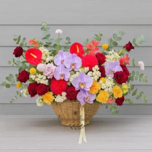 Giỏ hoa sinh nhật cao cấp với lan hồ điệp tím, hồng môn đỏ, cẩm chướng vàng, mẫu đơn đỏ, hoa hồng đỏ, baby trắng – sang trọng, rực rỡ và đầy cảm xúc.