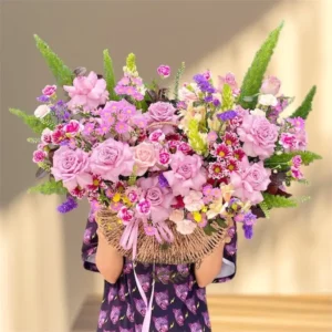 Giỏ hoa sinh nhật pastel gồm hoa hồng phấn, cẩm chướng, thạch thảo, đồng tiền mini và cúc mẫu đơn