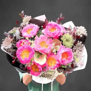 Bó hoa sinh nhật đẹp 'Hồng Mẫu Đơn Diễm Lệ' với hoa mẫu đơn hồng rực rỡ và lá đỏ độc đáo