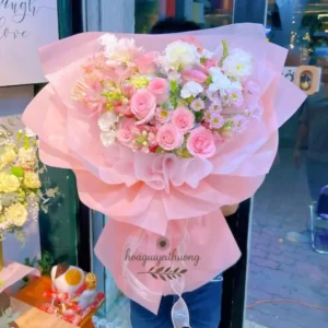 Shop hoa tươi gần công ty – Giỏ hoa hồng pastel sang trọng từ Hoa Gửi Yêu Thương