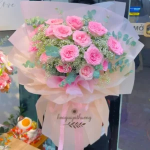 Giỏ hoa “Thanh Nhã Dịu Dàng” tone hồng pastel tại shop hoa tươi gần trường học – hoa hồng pastel, baby trắng và lá xanh eucalypt