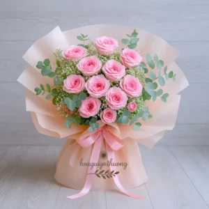 Giỏ hoa “Thanh Nhã Dịu Dàng” tone hồng pastel tại shop hoa tươi gần trường học với baby trắng và lá xanh tươi mát