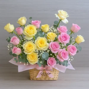 Giỏ hoa tươi phối màu vàng và hồng tại shop hoa gần trung tâm thương mại