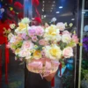 Shop hoa tươi theo yêu cầu với giỏ hoa pastel thiết kế riêng, giao tận nơi tại TP.HCM