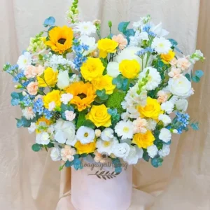 Bình hoa tươi sắc vàng trắng xanh tại shop hoa gần quận 1