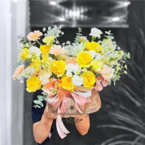 Shop hoa tươi gần quận 3 – Giỏ hoa vàng rực rỡ tươi mới mỗi ngày