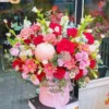 Giỏ hoa tươi nổi bật tại shop hoa tươi gần quận 10 với thiết kế rực rỡ, phối hợp hoa mẫu đơn, hướng dương, cát tường và hoa baby mang phong cách sang trọng.