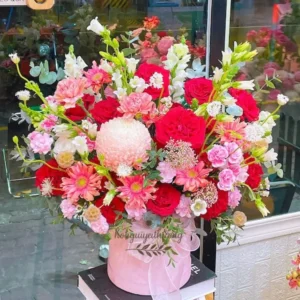 Giỏ hoa tươi nổi bật tại shop hoa tươi gần quận 10 với thiết kế rực rỡ, phối hợp hoa mẫu đơn, hướng dương, cát tường và hoa baby mang phong cách sang trọng.