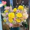 Giỏ hoa màu vàng pastel được thiết kế tại shop hoa tươi phục vụ ngày lễ.