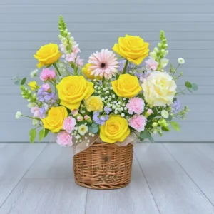 Giỏ hoa tươi tone vàng pastel từ shop hoa tươi phục vụ ngày lễ, thích hợp làm quà tặng dịp đặc biệt.