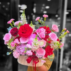 Giỏ hoa Valentine tông hồng đỏ nhẹ nhàng từ shop hoa tươi ngày Valentine – Hoa Gửi Yêu Thương