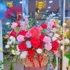 Giỏ hoa tươi lộng lẫy đặt tại shop hoa tươi ngày 8/3, phối sắc đỏ - hồng nổi bật