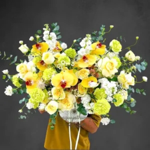 Shop hoa tươi cho bạn gái – Bó hoa vàng rực rỡ được ôm trọn với tình cảm chân thành