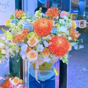 Giỏ hoa tươi màu cam và trắng rực rỡ được chuẩn bị để giao hàng nội thành từ shop hoa tươi chuyên nghiệp
