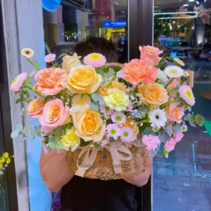 Giỏ hoa tươi rực rỡ từ shop hoa tươi gần khu dân cư – giao tận nơi, dễ đặt hàng