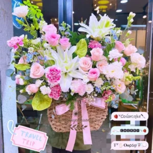 Giỏ hoa tươi được cắm sẵn với nhiều hoa hồng, ly và baby – giao trong 2h bởi shop hoa tươi giao trong 2h Hoa Gửi Yêu Thương.