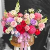 Giỏ hoa sinh nhật tặng người yêu với sắc đỏ, hồng, tím nổi bật, biểu tượng cho tình yêu nồng nàn và lãng mạn.