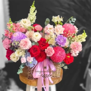 Giỏ hoa sinh nhật tặng người yêu với sắc đỏ, hồng, tím nổi bật, biểu tượng cho tình yêu nồng nàn và lãng mạn.