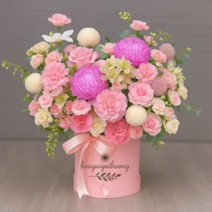 Giỏ hoa sinh nhật ngọt ngào gồm hoa hồng kem, cẩm chướng hồng, baby trắng và phụ kiện bóng nhũ hồng tím nổi bật.