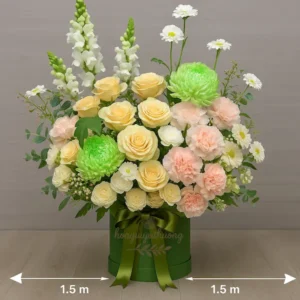 Lẵng hoa sinh nhật tông vàng – xanh sang trọng, kết hợp hoa hồng, cẩm chướng và cúc pingpong.
