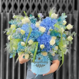 Hoa đẹp tặng sinh nhật tông xanh – trắng nổi bật, bó hoa siêu lớn với thiết kế hiện đại và sáng tạo.