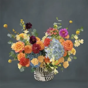 Bình hoa tặng sinh nhật đẹp với gam màu rực rỡ cam, vàng, tím, xanh đầy cuốn hút.