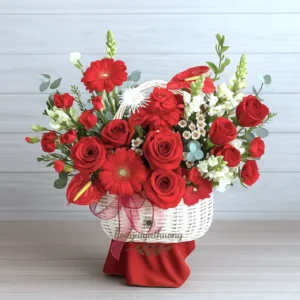 Giỏ hoa đỏ rực nổi bật tại tiệm hoa gần đây, thiết kế sang trọng và đầy cảm xúc.