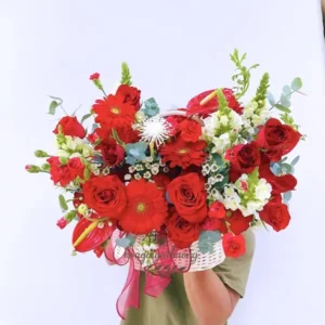 Bó hoa tươi màu đỏ trắng nổi bật từ tiệm hoa gần đây, phong cách sang trọng, thích hợp tặng sinh nhật và dịp đặc biệt.